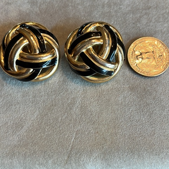 AuthenticHandmade&Signed CINER of NewyorkClipEarrings.ContemporaryBlack/Goldtone - Picture 2 of 6